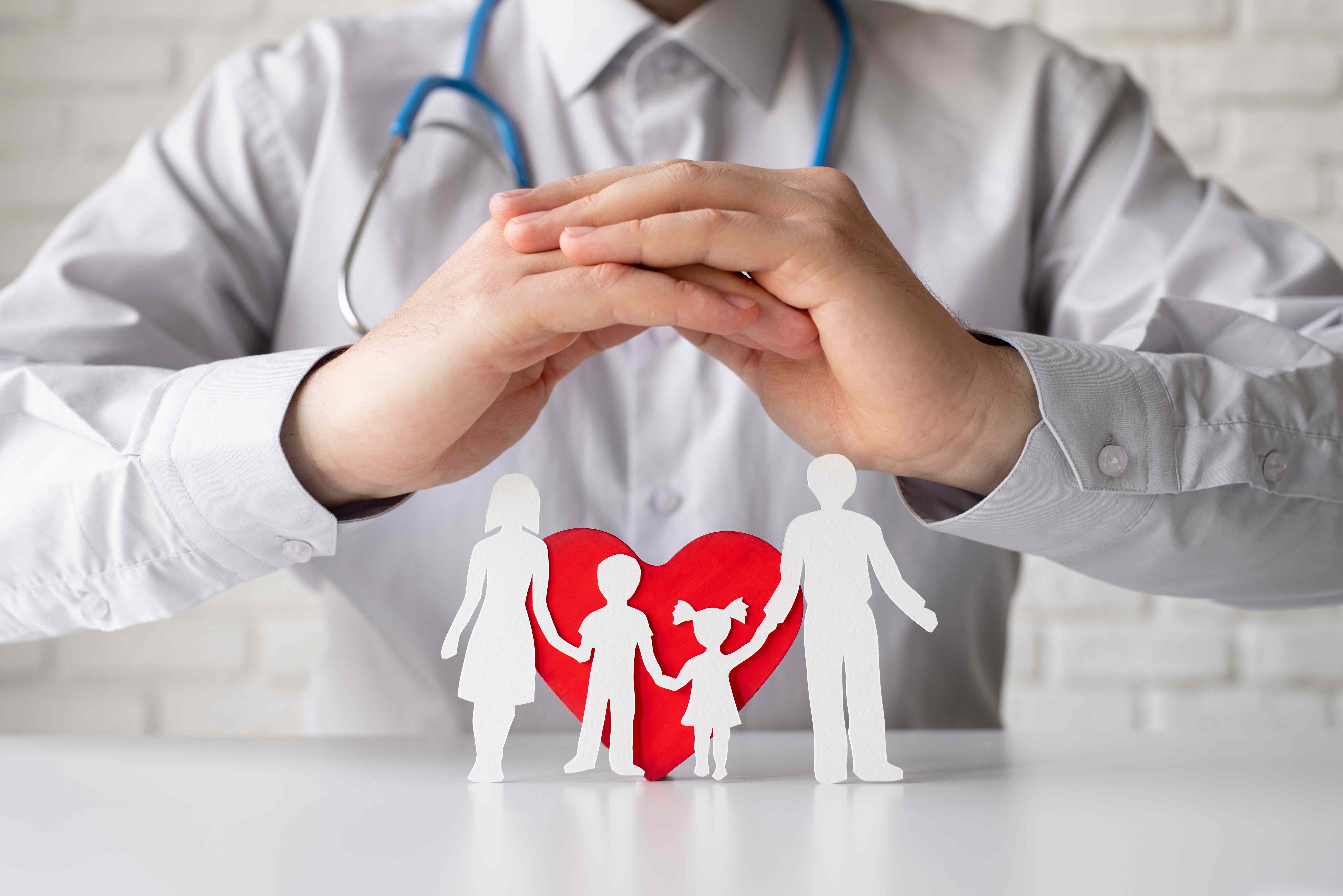 Médico protegendo família - Planos de saúde com proteção completa